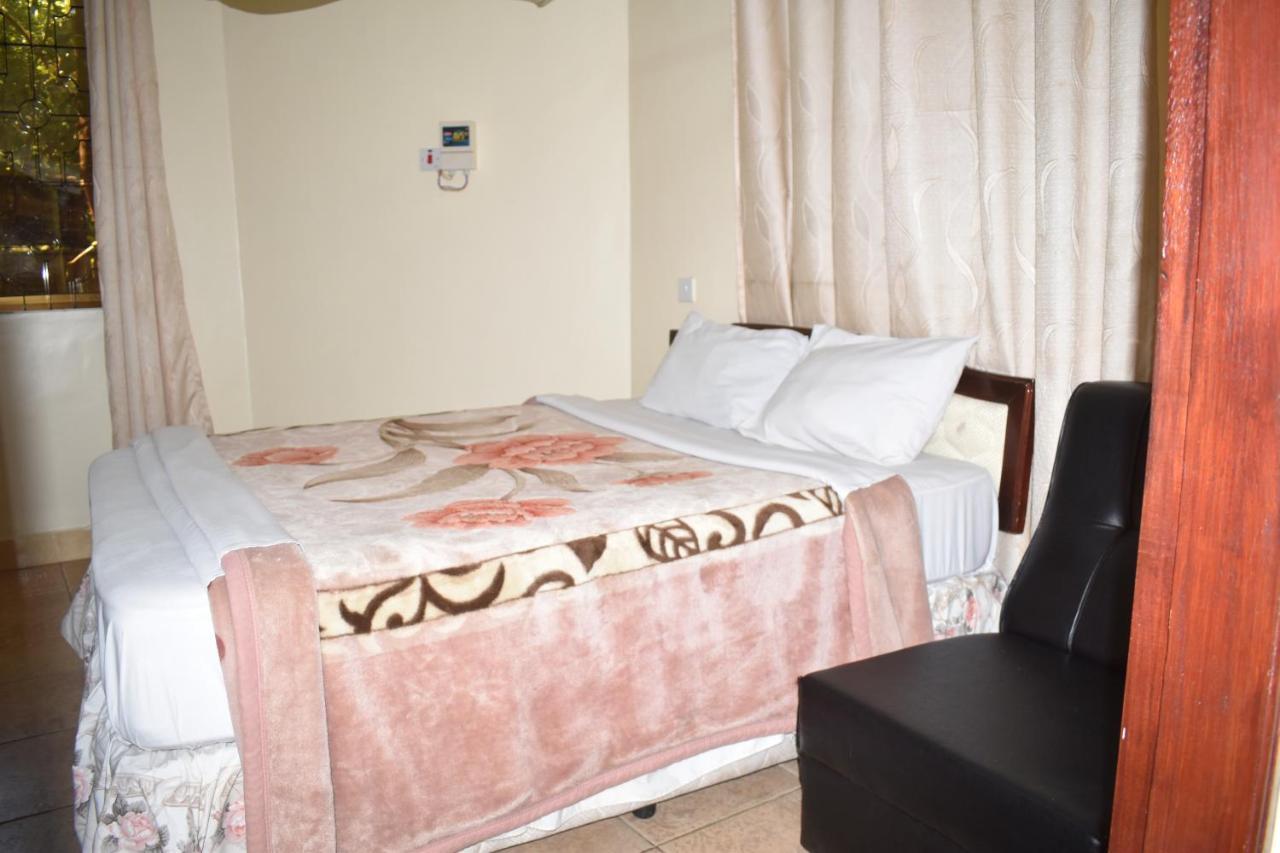Rainbow Executive Lodge Boma la Ngombe Экстерьер фото