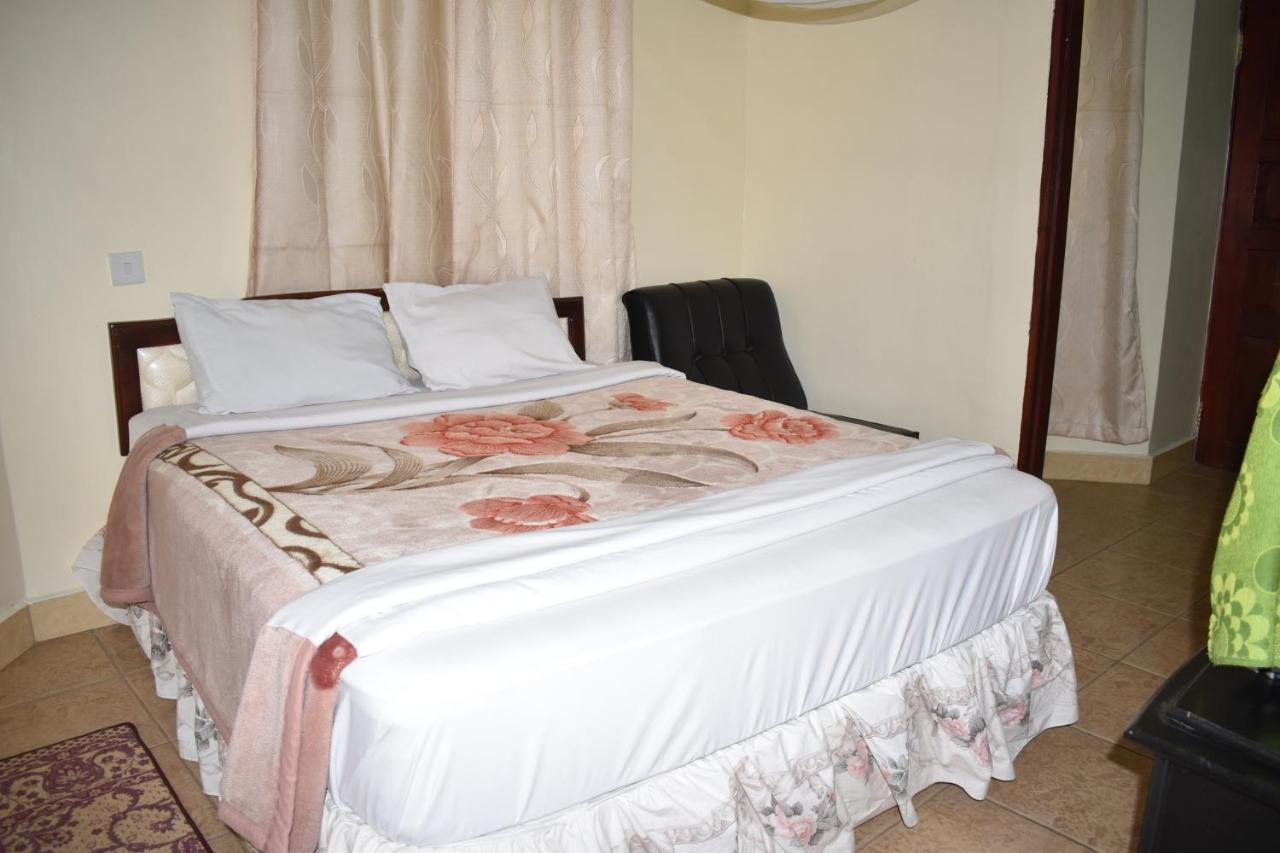 Rainbow Executive Lodge Boma la Ngombe Экстерьер фото
