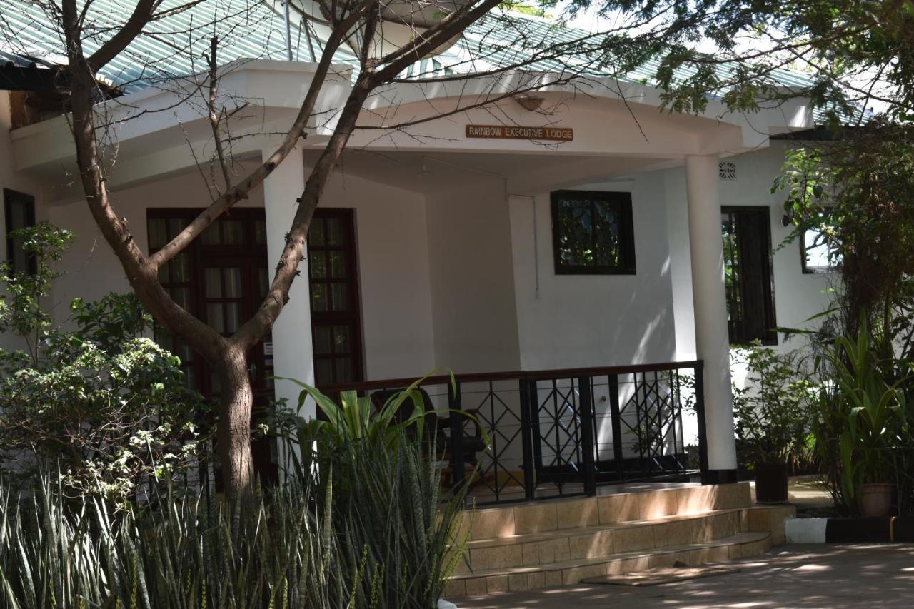 Rainbow Executive Lodge Boma la Ngombe Экстерьер фото