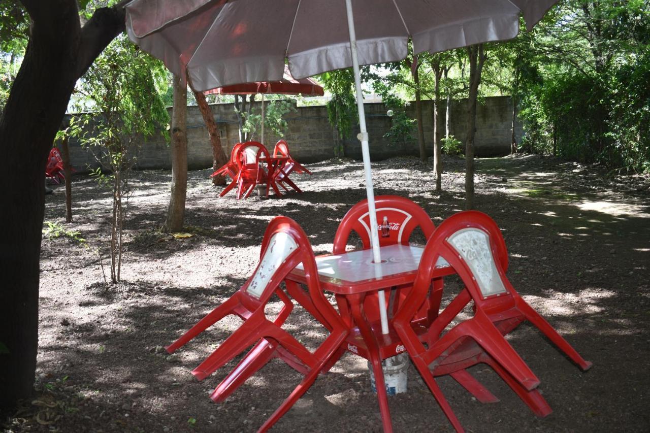 Rainbow Executive Lodge Boma la Ngombe Экстерьер фото